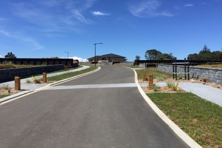 Photo of property in 11 Oakmont Crescent, Waiwhakaiho, New Plymouth, 4312