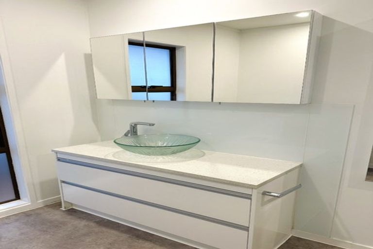 Photo of property in 2/13 Phoenix Place, Papatoetoe, Auckland, 2025