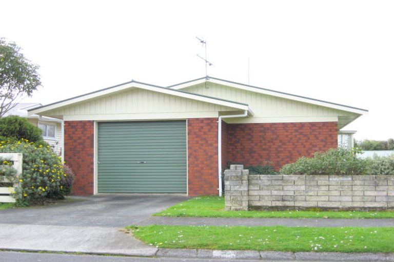 Photo of property in 2 Kauri Street, Inglewood, 4330