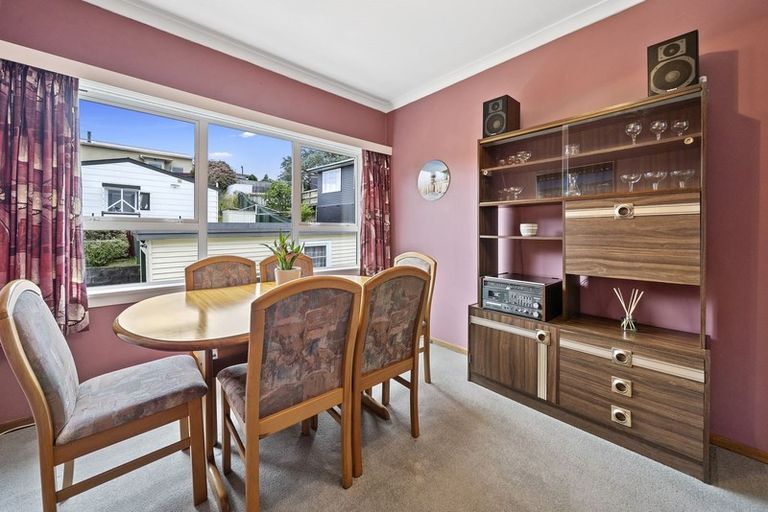 Photo of property in 25 Mexted Terrace, Tawa, Wellington, 5028
