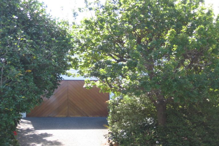 Photo of property in 33 Peter Terrace, Castor Bay, Auckland, 0620