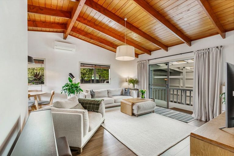 Photo of property in 2/9 London Street, Te Atatu Peninsula, Auckland, 0610