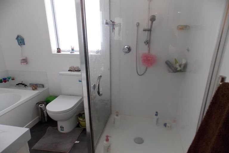 Photo of property in 11a Pinkerton Grove, Newlands, Wellington, 6037