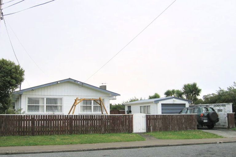 Photo of property in 35 Oswald Crescent, Paparangi, Wellington, 6037