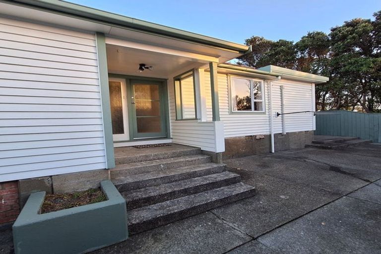 Photo of property in 18 Lyndfield Lane, Newlands, Wellington, 6037