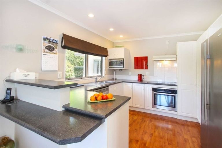 Photo of property in 10 Westminster Gardens, Unsworth Heights, Auckland, 0632