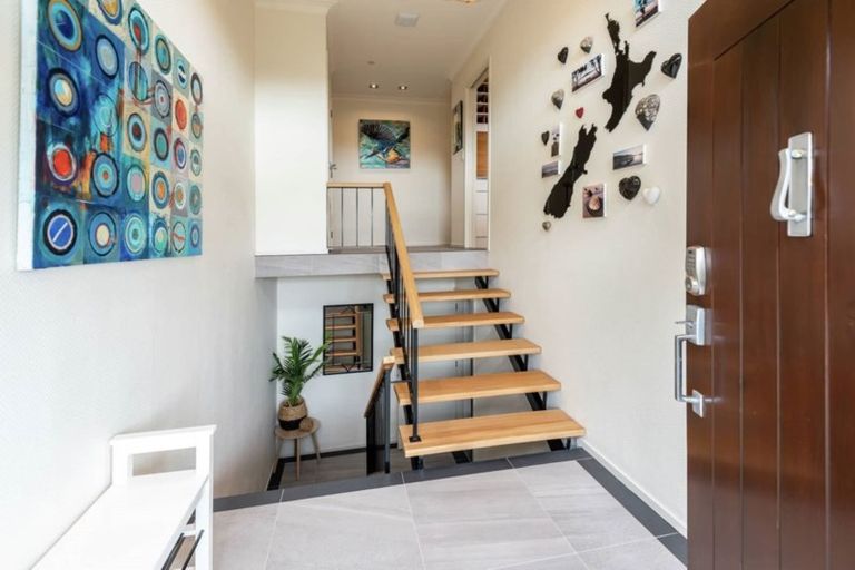 Photo of property in 2 Copperfield Terrace, Mellons Bay, Auckland, 2014