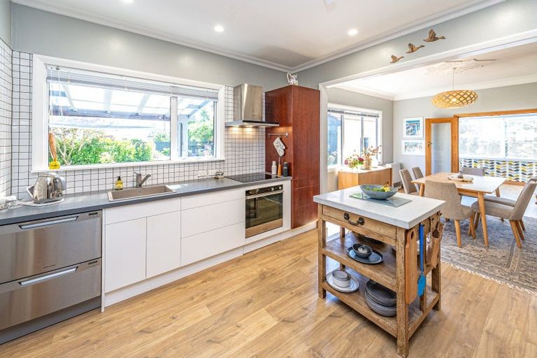 Photo of property in 2 Tarata Street, Saint Johns Hill, Whanganui, 4501