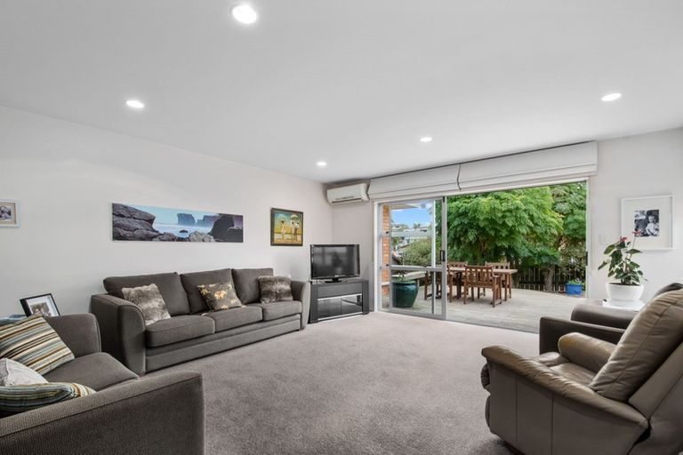 Photo of property in 11 Kahala Place, West Harbour, Auckland, 0618