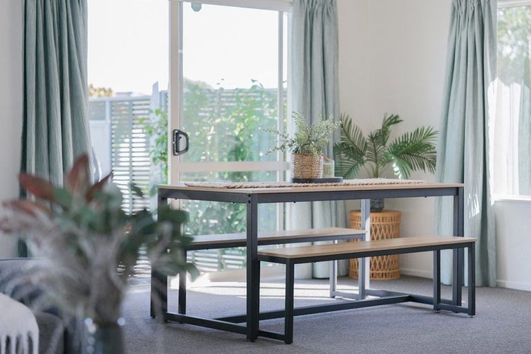 Photo of property in 15 Balmerino Grove, Waikanae, 5036