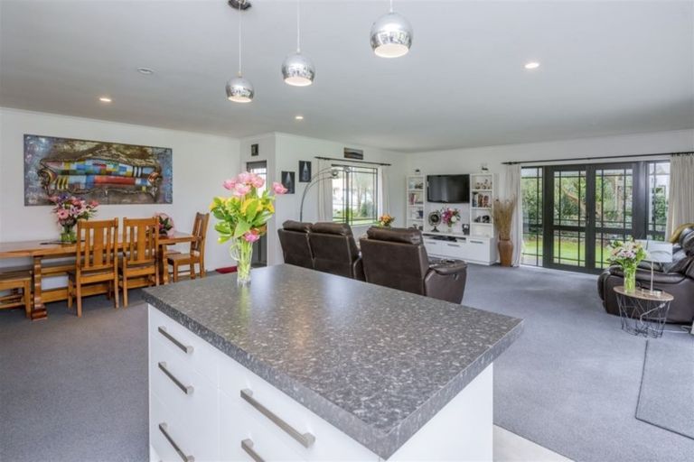 Photo of property in 10 Clifford Close, Levin, 5510