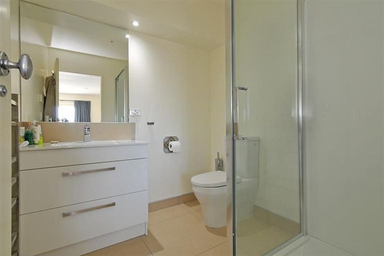 Photo of property in 10/22 Oriental Terrace, Oriental Bay, Wellington, 6011