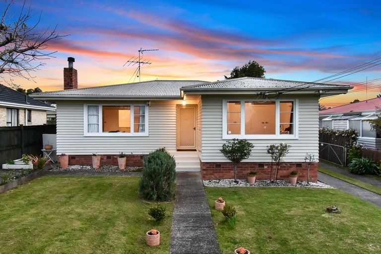 Photo of property in 8 Lloyd Avenue, Papatoetoe, Auckland, 2025