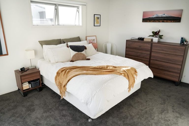 Photo of property in 1/143a Wiseley Road, West Harbour, Auckland, 0618