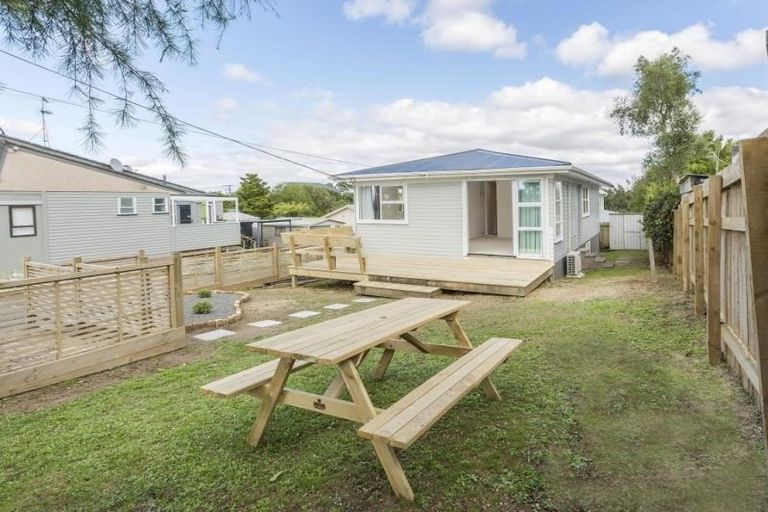 Photo of property in 1/862 East Coast Road, Northcross, Auckland, 0630