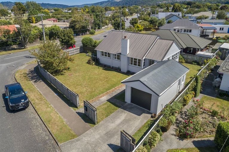 Photo of property in 2 Robertson Street, Elderslea, Upper Hutt, 5018