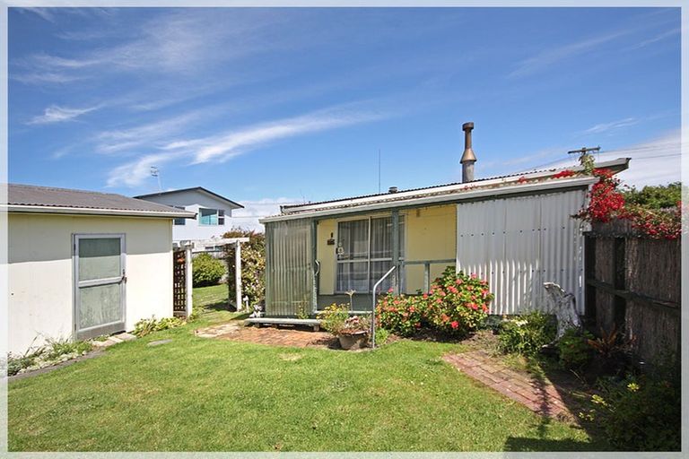 Photo of property in 33 Shortt Street, Foxton Beach, Foxton, 4815