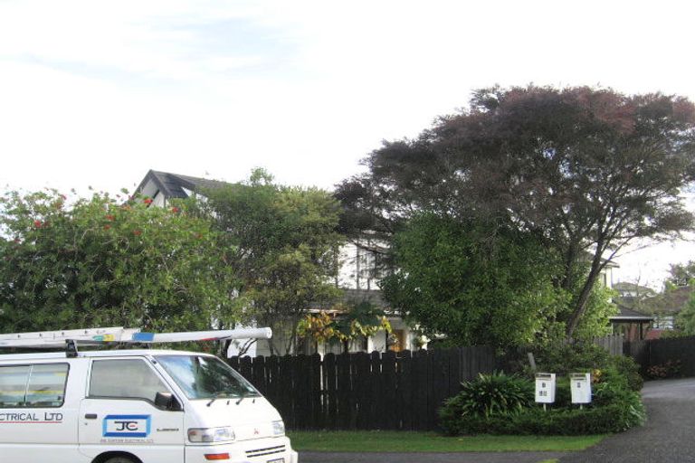Photo of property in 2/14 Sandgate Avenue, Botany Downs, Auckland, 2010