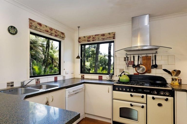 Photo of property in 408 Scenic Drive, Waiatarua, Auckland, 0612