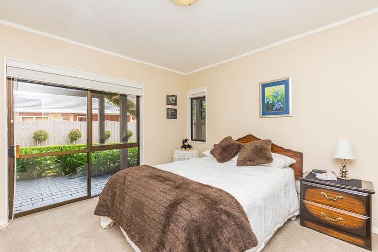 Photo of property in 13 Framalda Place, Conifer Grove, Takanini, 2112