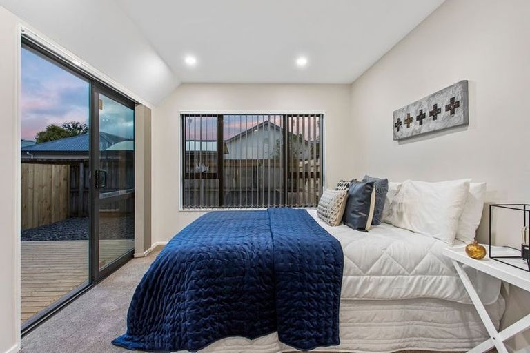 Photo of property in 17 Millcroft Lane, Ranui, Auckland, 0612