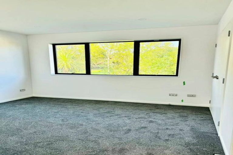 Photo of property in 5/16 Buisson Glade, West Harbour, Auckland, 0618