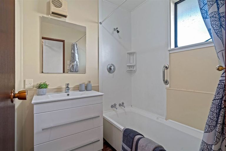 Photo of property in 2/14 Resolution Place, Bryndwr, Christchurch, 8053