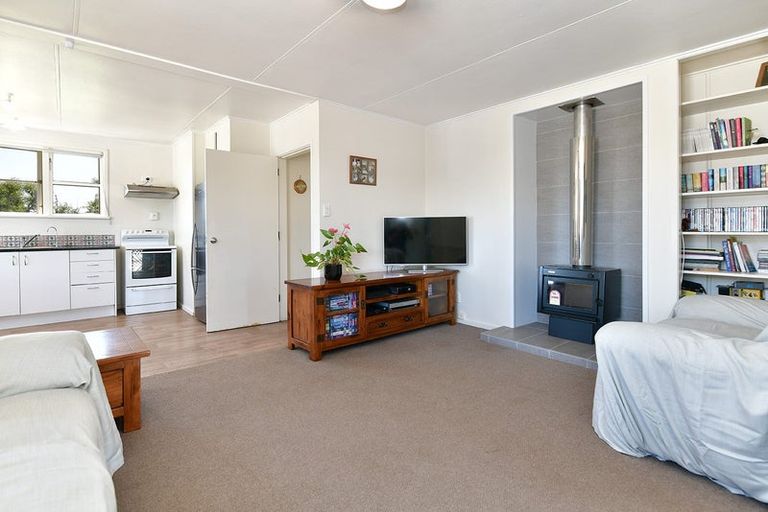 Photo of property in 2/11 Parakai Avenue, Parakai, 0830