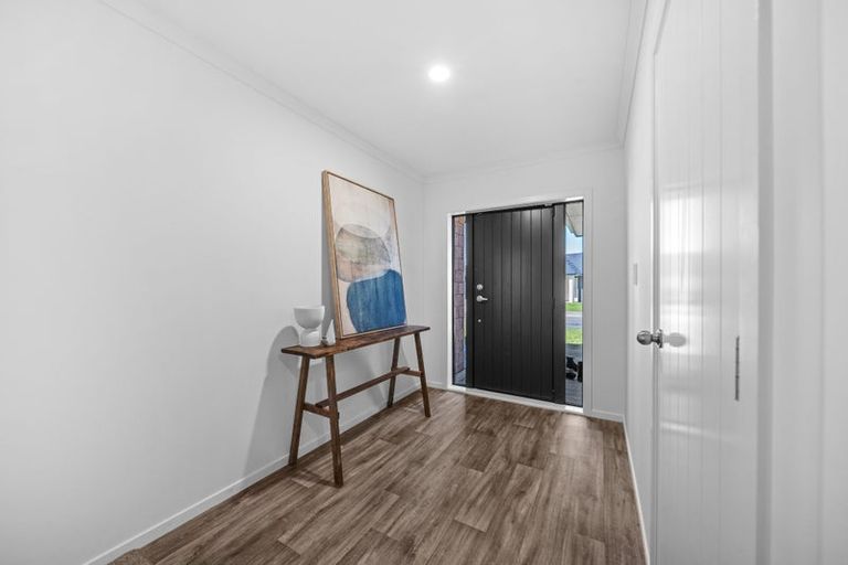 Photo of property in 1 Molesworth Street, Carterton, 5713