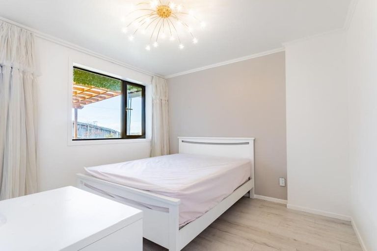 Photo of property in 62 Chorley Avenue, Massey, Auckland, 0614