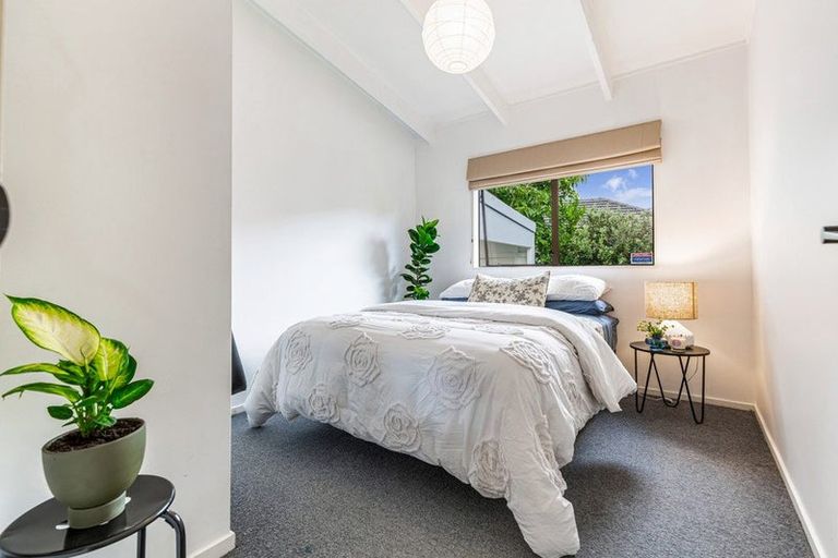 Photo of property in 2/9 London Street, Te Atatu Peninsula, Auckland, 0610