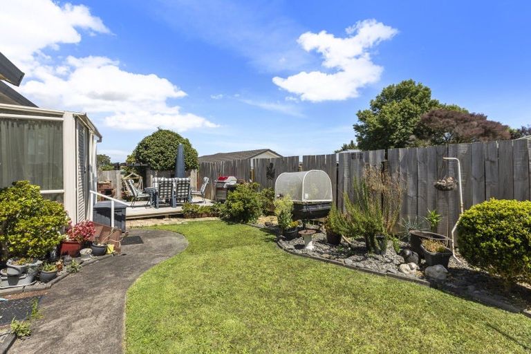 Photo of property in 27 Brookesmith Drive, Waiuku, 2123