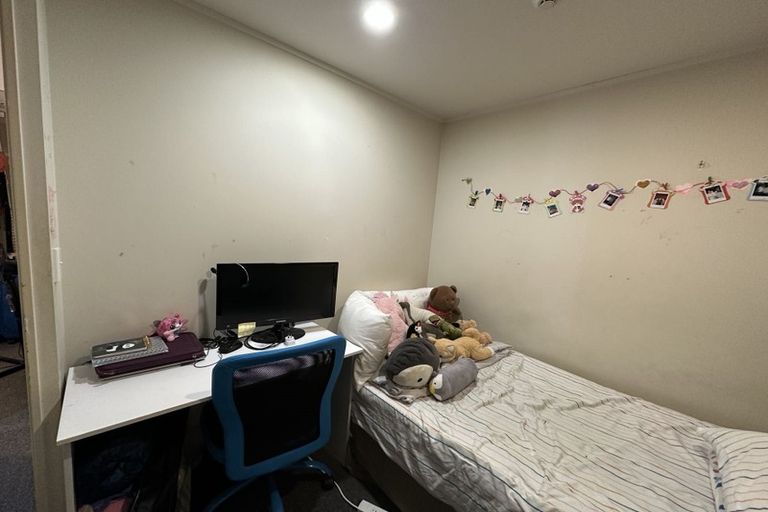 Photo of property in 18 Cityview Place, Massey, Auckland, 0614