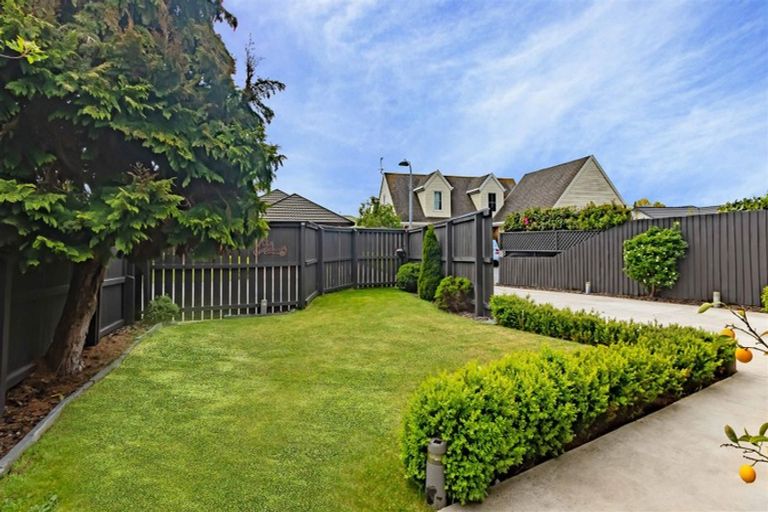 Photo of property in 2/41 Beauford Place, Parklands, Christchurch, 8083