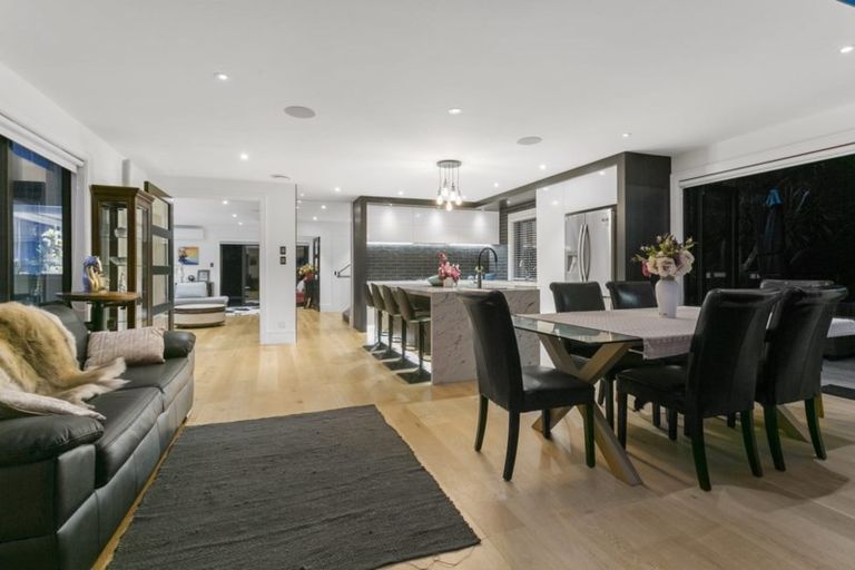 Photo of property in 2/92 Churchill Road, Murrays Bay, Auckland, 0630