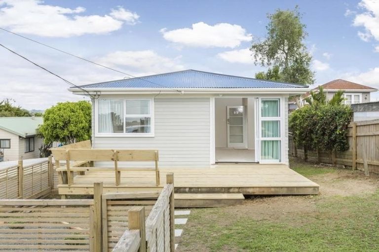 Photo of property in 1/862 East Coast Road, Northcross, Auckland, 0630