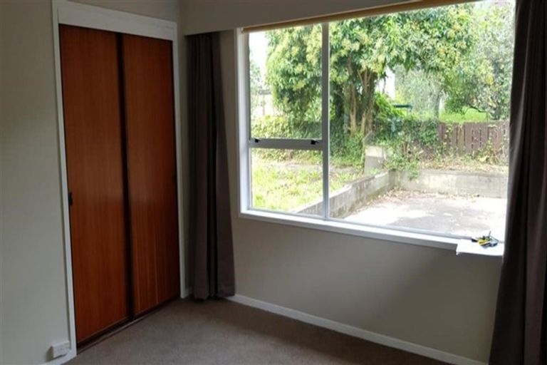 Photo of property in 2/4202a Great North Road, Glendene, Auckland, 0602