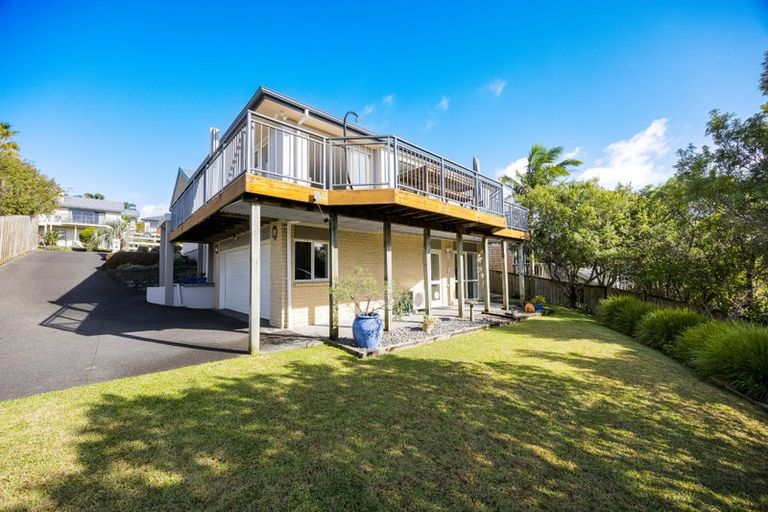 Photo of property in 30 Roberta Crescent, Orewa, 0931