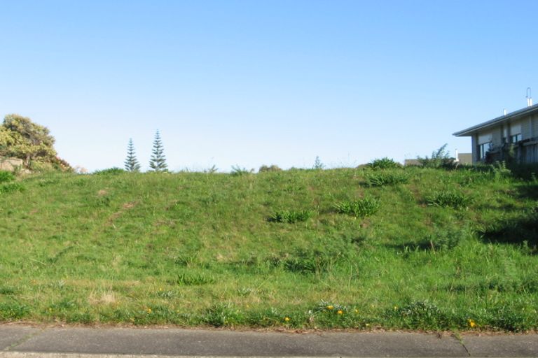 Photo of property in 17 Frimley Terrace, Waikanae Beach, Waikanae, 5036