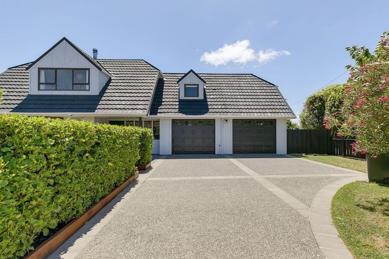 Photo of property in 16 Larsen Crescent, Tawa, Wellington, 5028