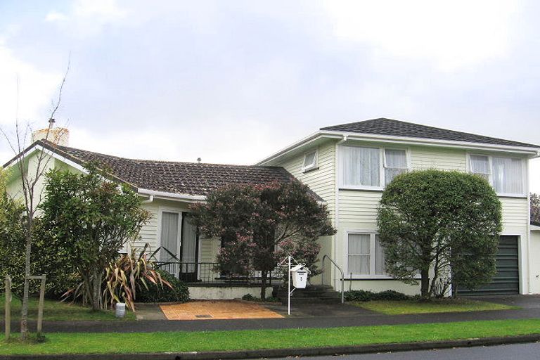 Photo of property in 1 Athlone Place, Hokowhitu, Palmerston North, 4410