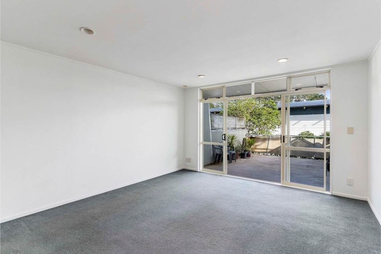 Photo of property in 2a/20 Ian Marwick Place, Birkenhead, Auckland, 0626