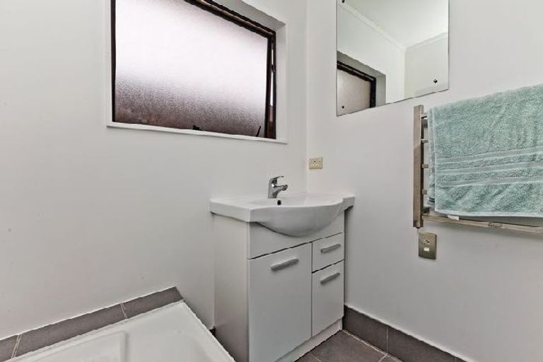 Photo of property in 1/1 Cheval Drive, Totara Vale, Auckland, 0629