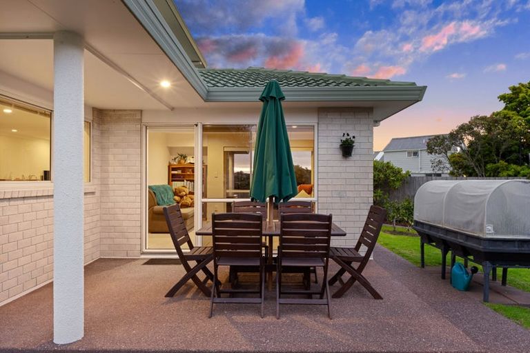 Photo of property in 6 Settlers Grove, Orewa, 0931