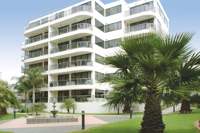 Photo of property in 1c/175 Hurstmere Road, Takapuna, Auckland, 0622