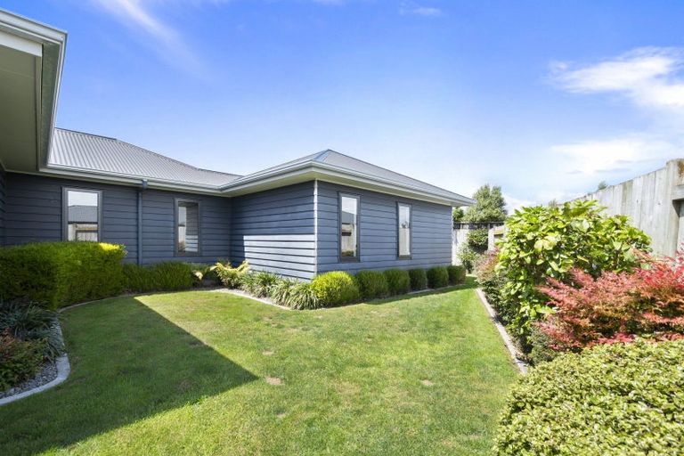 Photo of property in 9 Saint Heliers Grove, Fitzherbert, Palmerston North, 4410