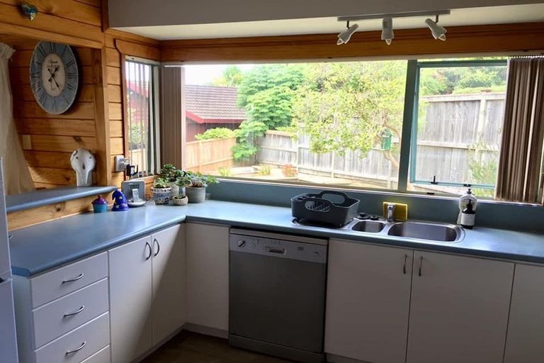 Photo of property in 2/12 Ballini Rise, West Harbour, Auckland, 0618