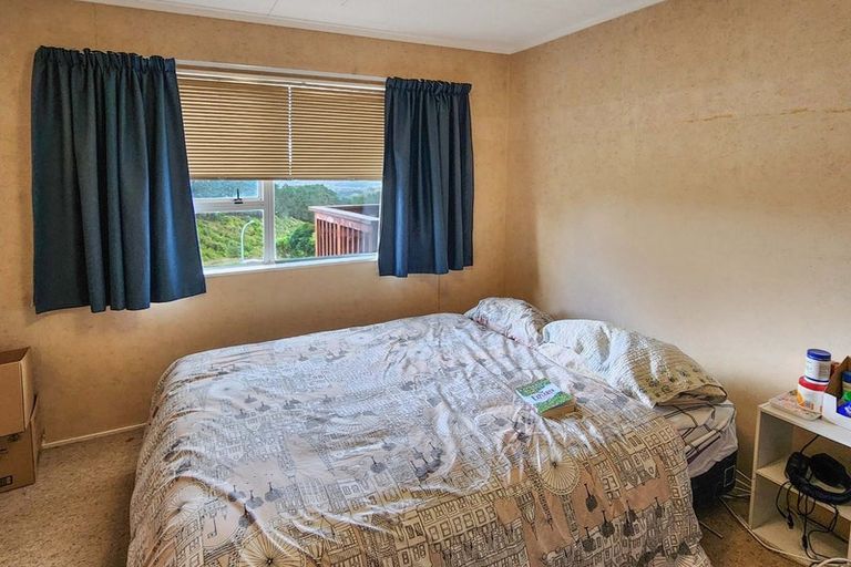 Photo of property in 56 Colchester Crescent, Newlands, Wellington, 6037