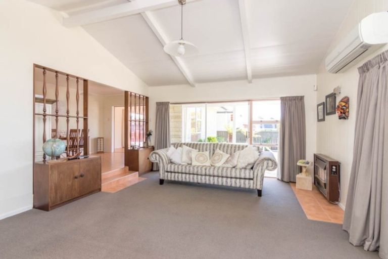 Photo of property in 15 Pinedale Parade, Milson, Palmerston North, 4414