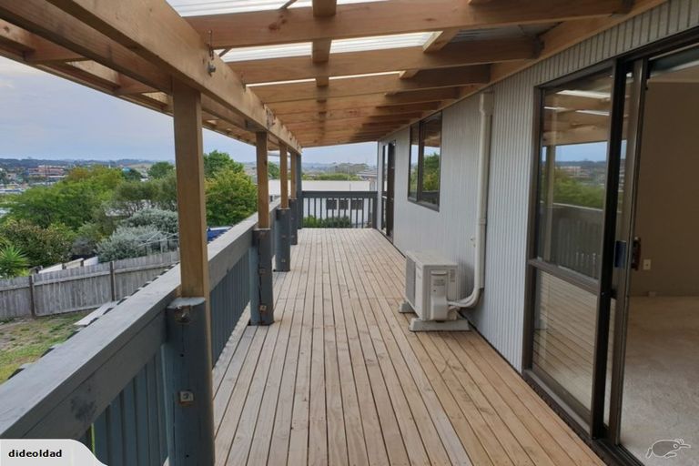 Photo of property in 33 Hobsonville Road, West Harbour, Auckland, 0618